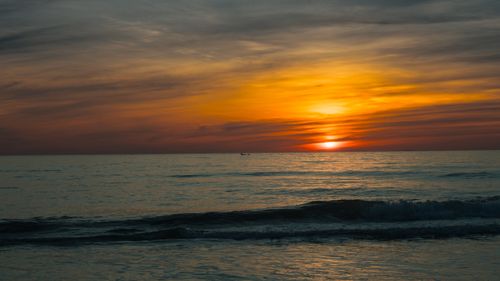 Free Stunning vibrant sunset over the ocean in Quảng Trị, Vietnam with calming waves. Stock Photo