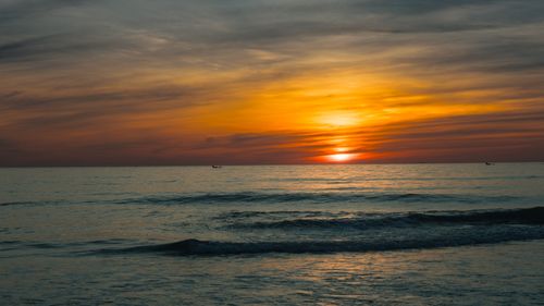 Free A breathtaking sunset over the sea in Quảng Trị, Vietnam, with vibrant skies and calm waves. Stock Photo