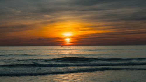 Free Beautiful sunset over the ocean with vibrant colors and waves in Quảng Trị, Vietnam. Stock Photo
