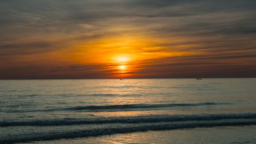 Free A breathtaking sunset over the ocean in Quảng Trị, Vietnam, with vibrant orange hues. Stock Photo