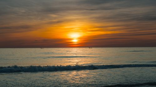 Free Peaceful sunset view over the ocean in Quảng Trị, Vietnam, with vibrant colors and gentle waves. Stock Photo