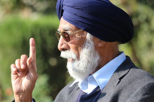 Free Elderly man in turban gesturing outdoors with sunny background. Stock Photo