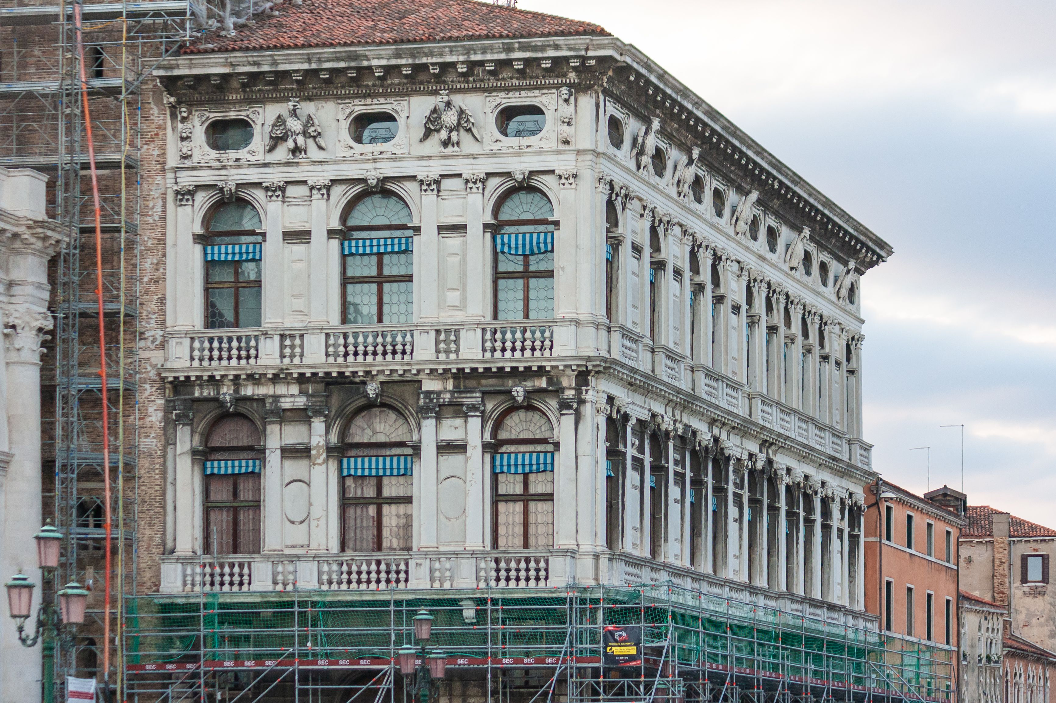 Restauración de fachada de casa antigua