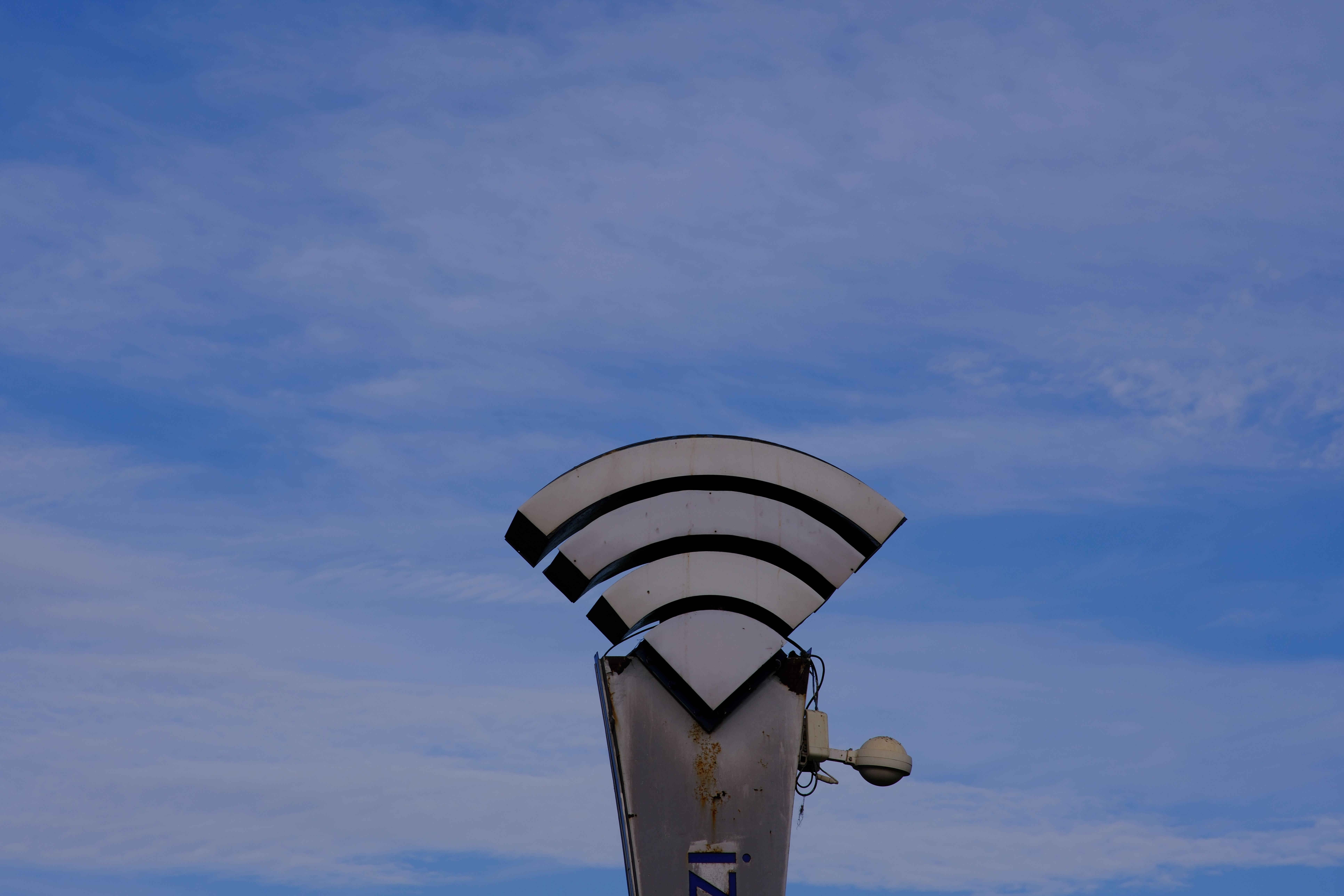 Escultura con el símbolo de Wi‑Fi frente a un cielo azul despejado en Esmirna, Turquía.