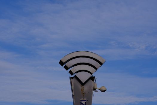 A WiFi symbol sculpture set against a clear blue sky in İzmir, Türkiye.