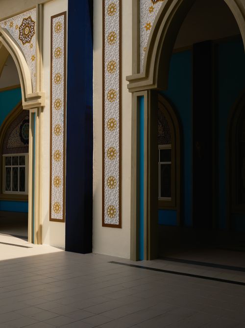 Free A beautifully designed mosque interior in Malaysia showcasing intricate Islamic art and architecture. Stock Photo