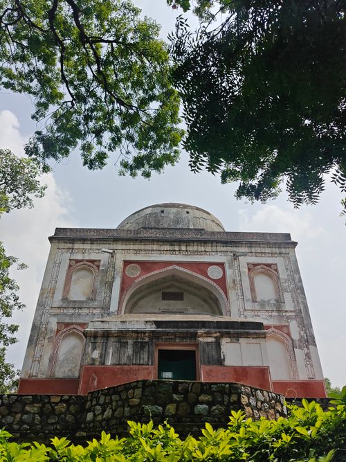 Free Historic tomb in New Delhi, India, captured on a sunny day with lush greenery framing the scene. Stock Photo