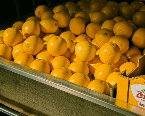 Free A colorful display of fresh oranges in a grocery store setting. Stock Photo