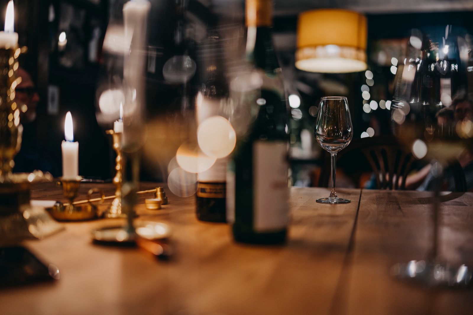 Verre de vin rouge servi au comptoir, lumière dorée du soir