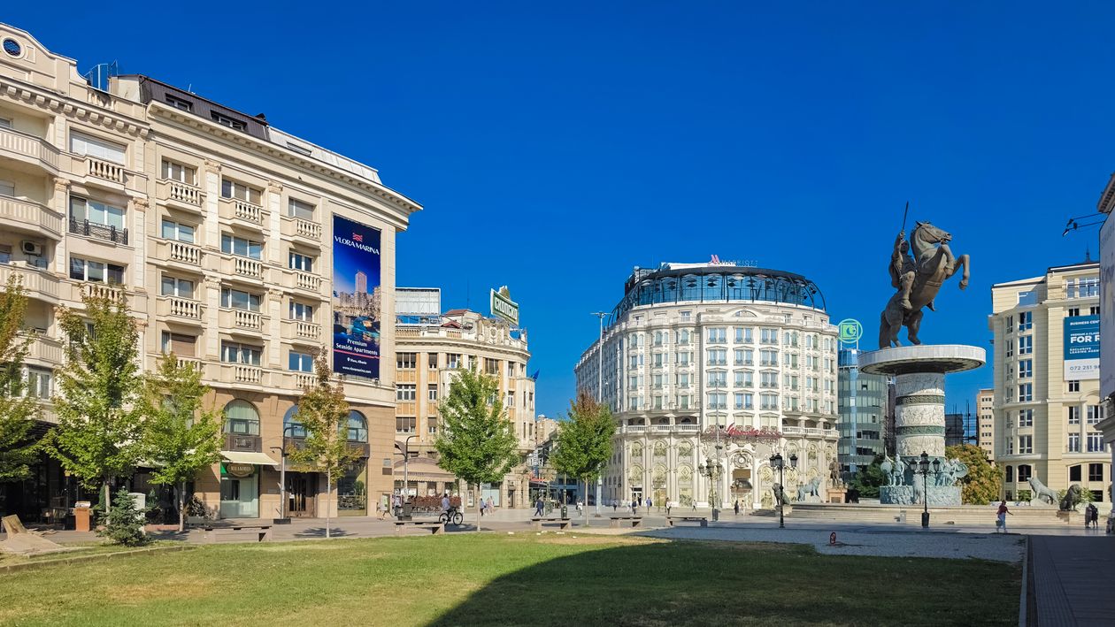 Cazare în Skopje: Centar, Piața Macedonia cu statuia călărețului și clădirile din jur