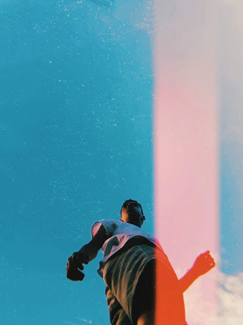 Gratis Pria Berdiri Di Bawah Langit Biru Murni Foto Stok