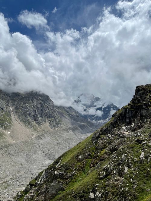 Free Captivating view of the rugged Himalayan mountains under a dramatic cloudy sky. Stock Photo