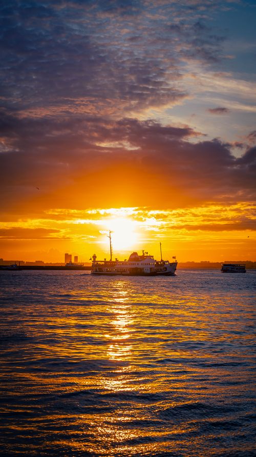 Free A breathtaking sunset over the Bosphorus with a silhouette of a ferry in İstanbul, Türkiye. Stock Photo