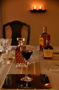 这张精致的餐桌上配有威士忌和酒杯，非常适合庆祝活动