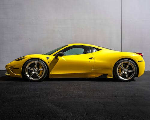 Giallo Ferrari 458 Italia Parcheggiato Accanto Al Muro Bianco