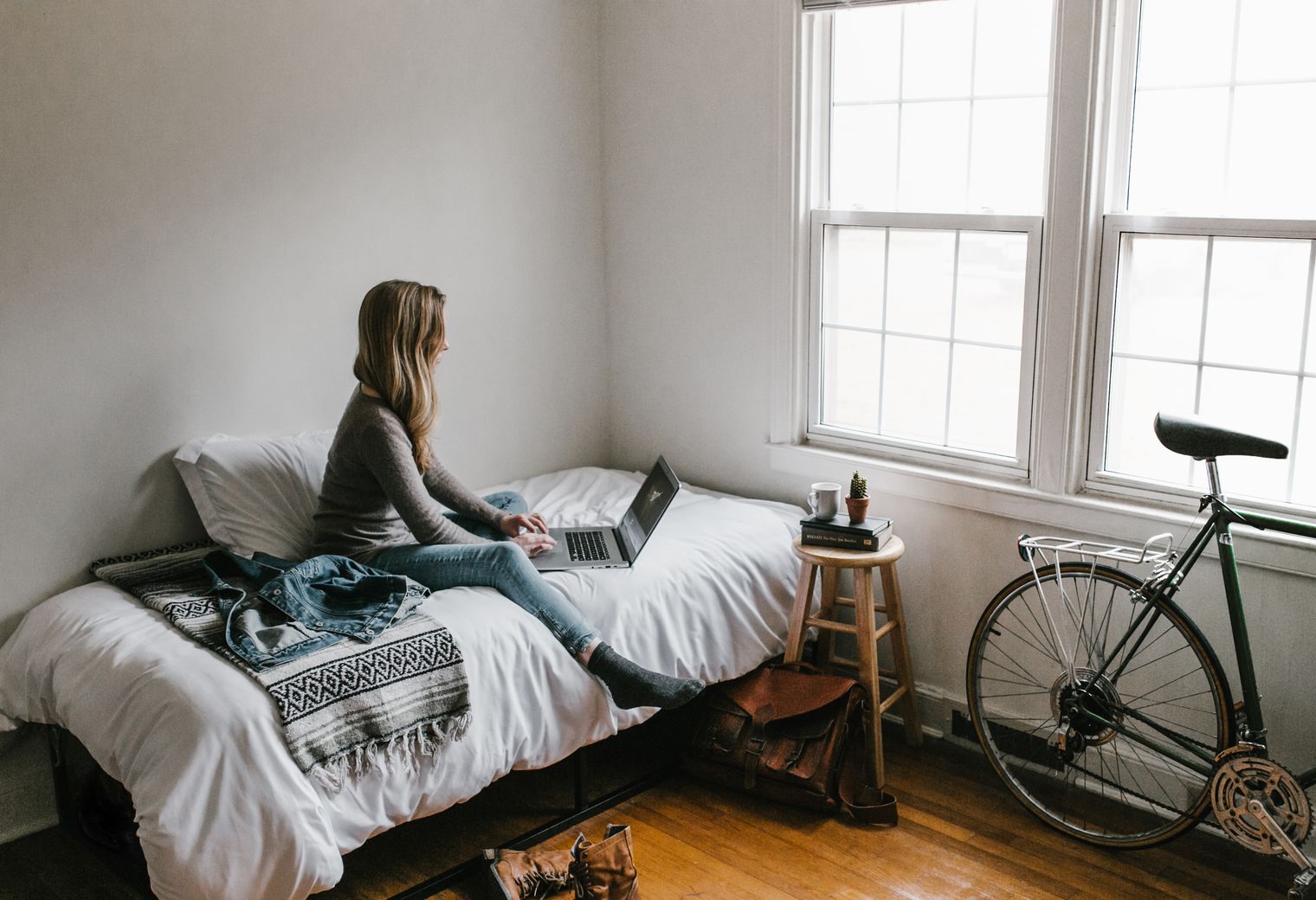 Mayland — student move with boxes and a van