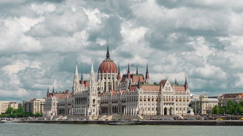 Ücretsiz bina, Budapeşte, bulutlar içeren Ücretsiz stok fotoğraf Stok Fotoğraflar