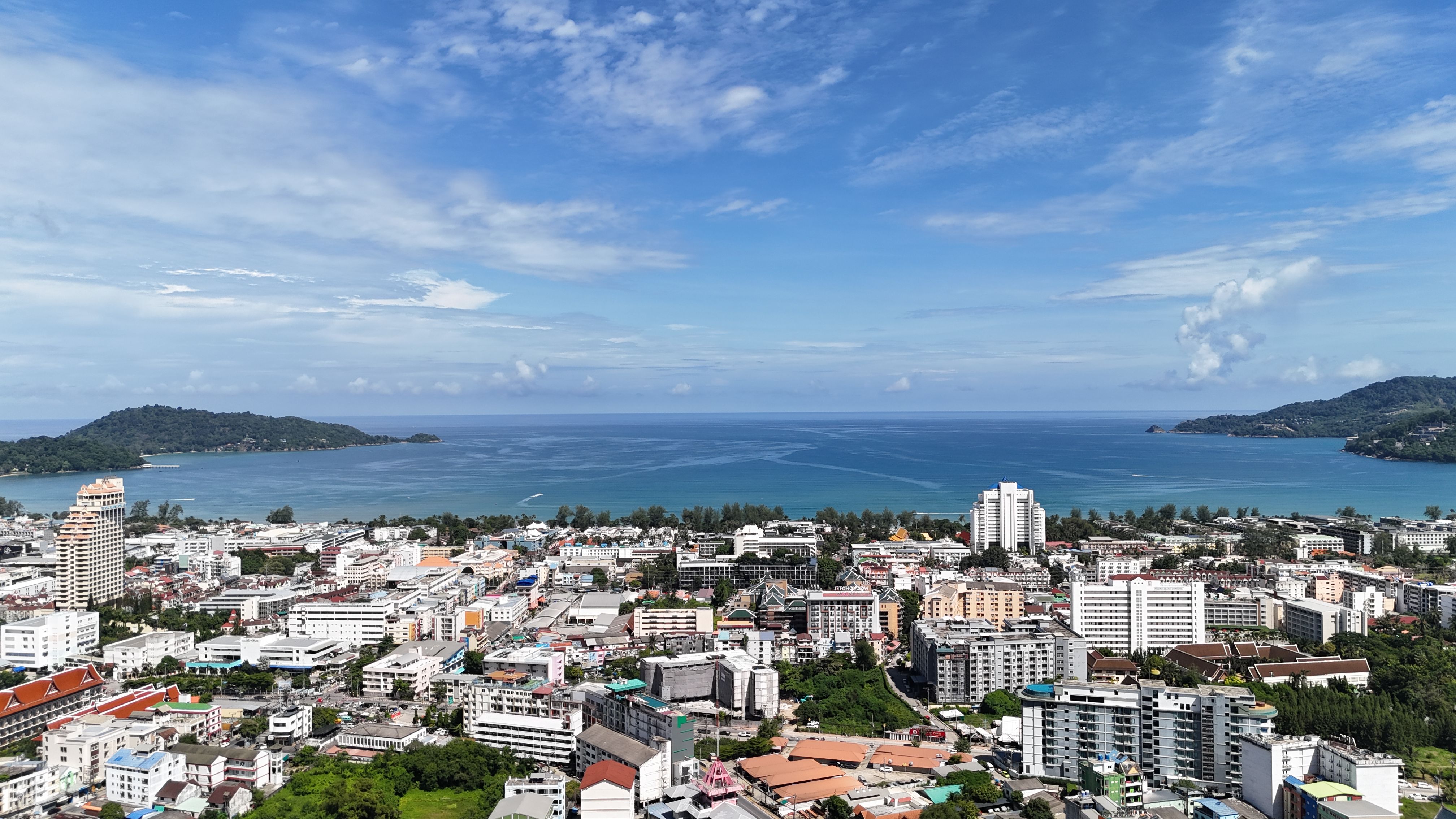 Nai Harn a Phuket: Wunnen tëscht Bierg a Buecht