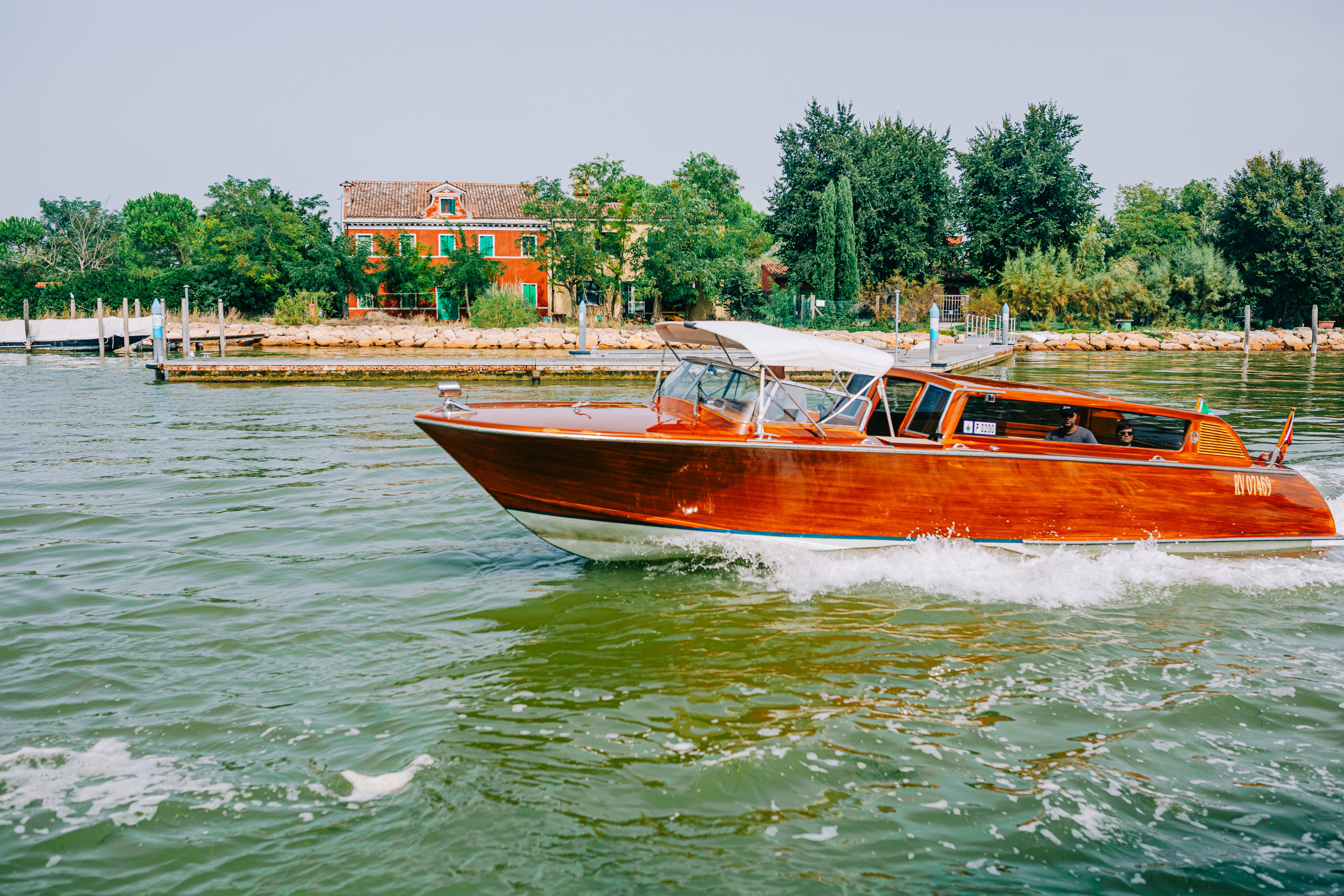 Bateau rapide sur une lagune calme