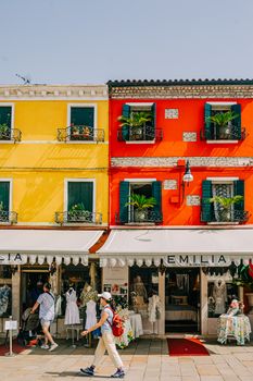 Vibrant street scene in Italy showcasing colorful buildings and boutique shops.