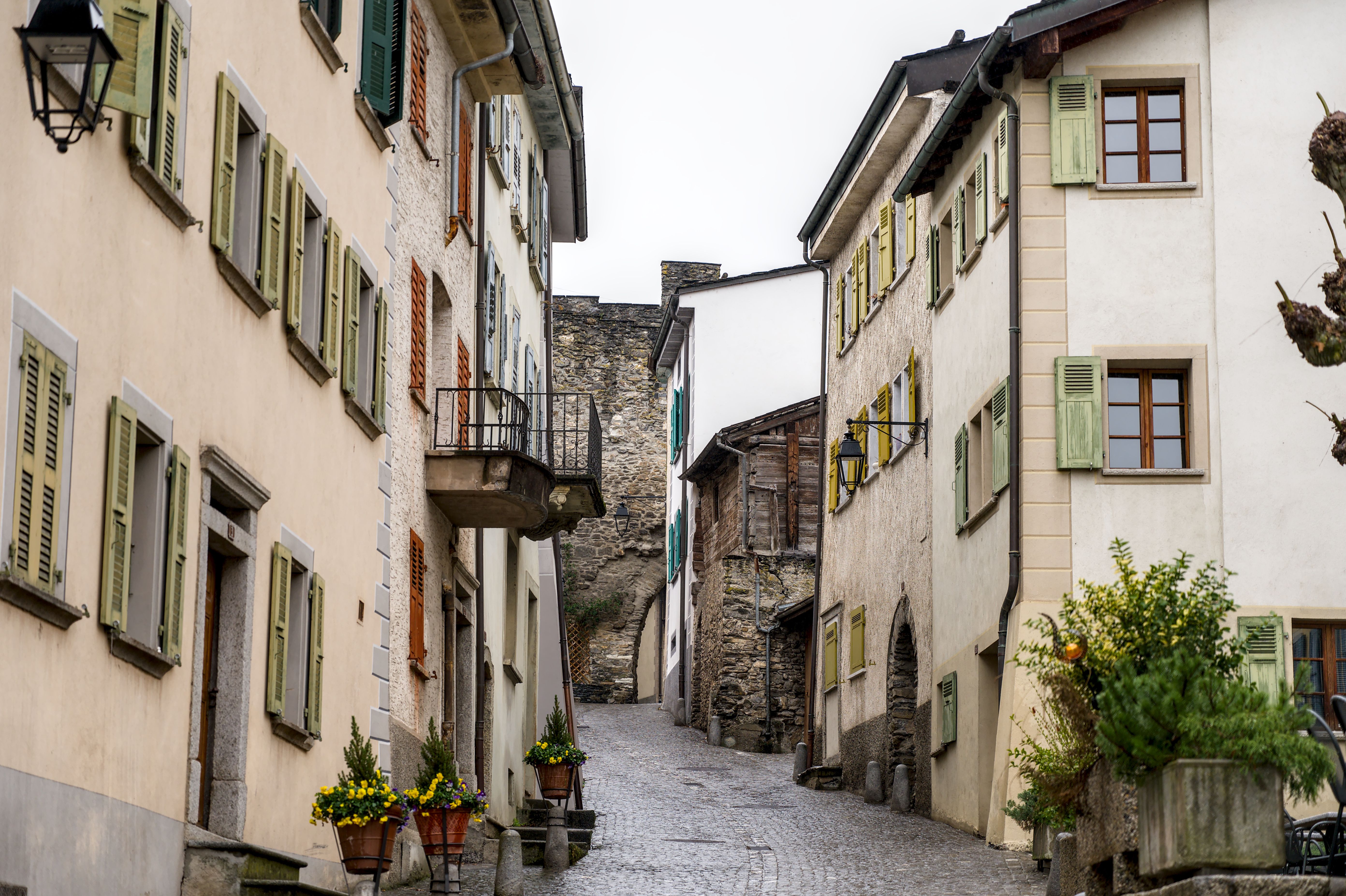 Rua estreita de aldeia histórica com casas de pedra