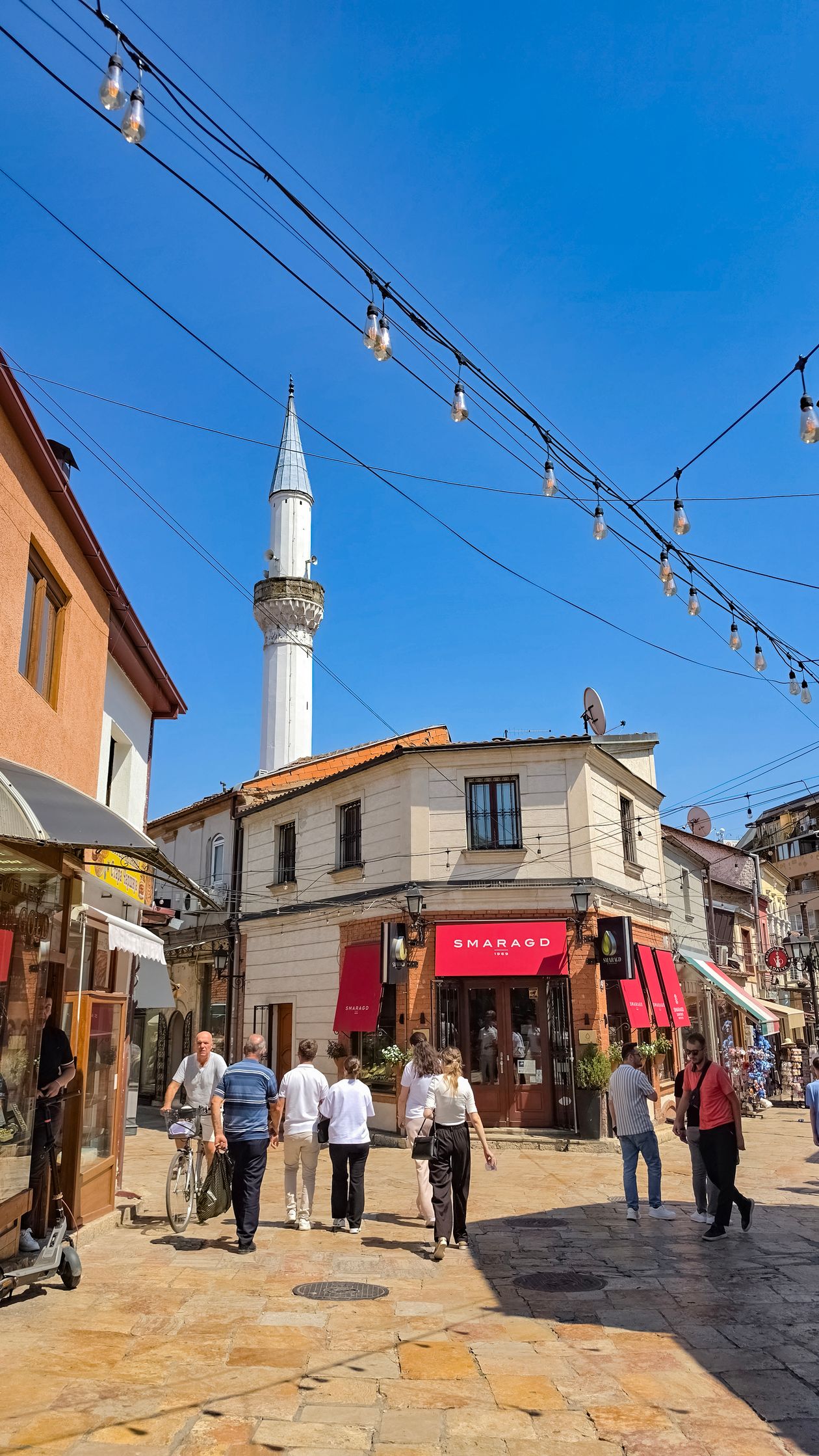 Cazare în Skopje: Bazarul Vechi, stradă pietonală cu minaret în fundal