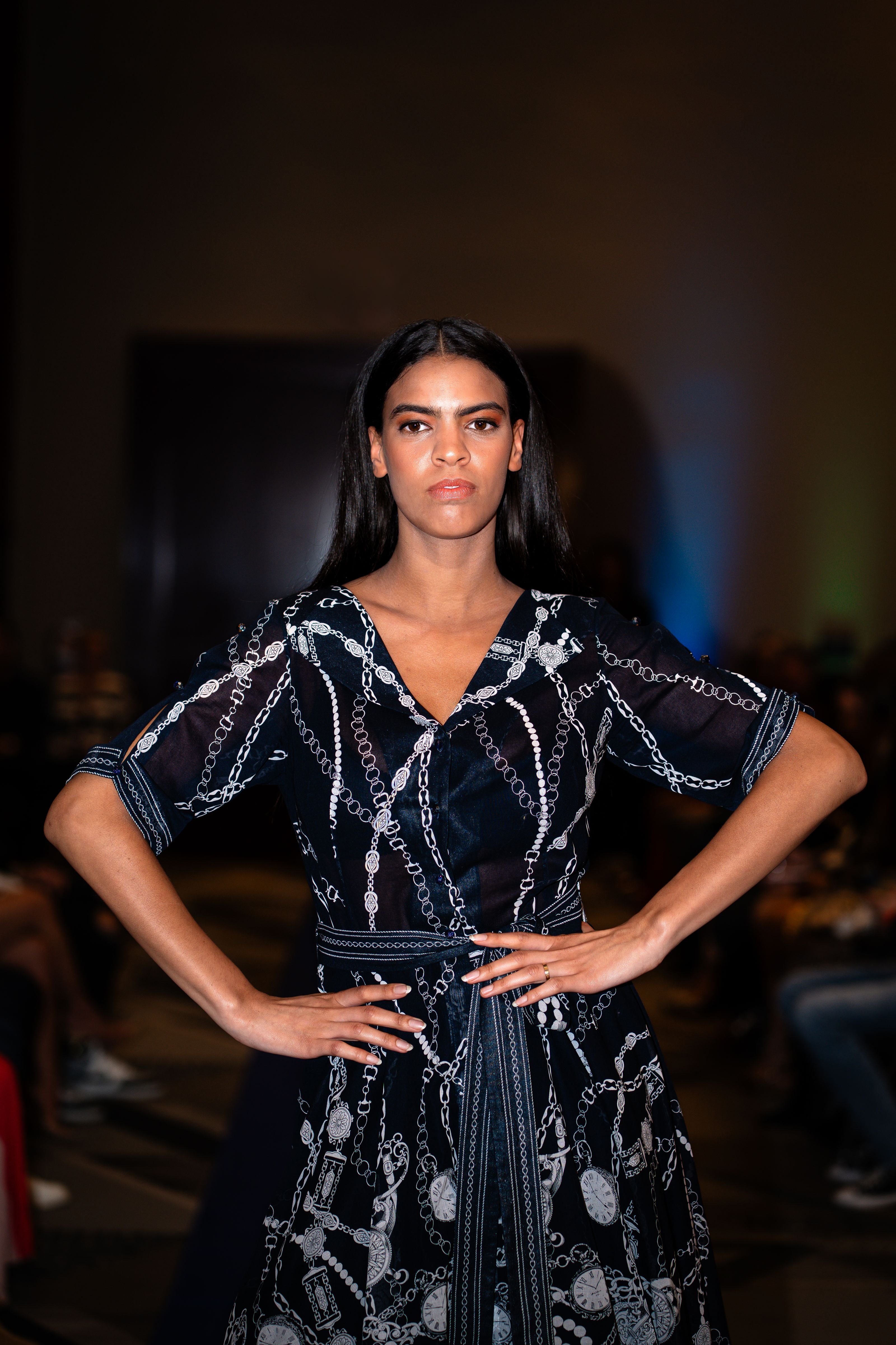 Modelo elegante exibindo um vestido de estilista na passarela.