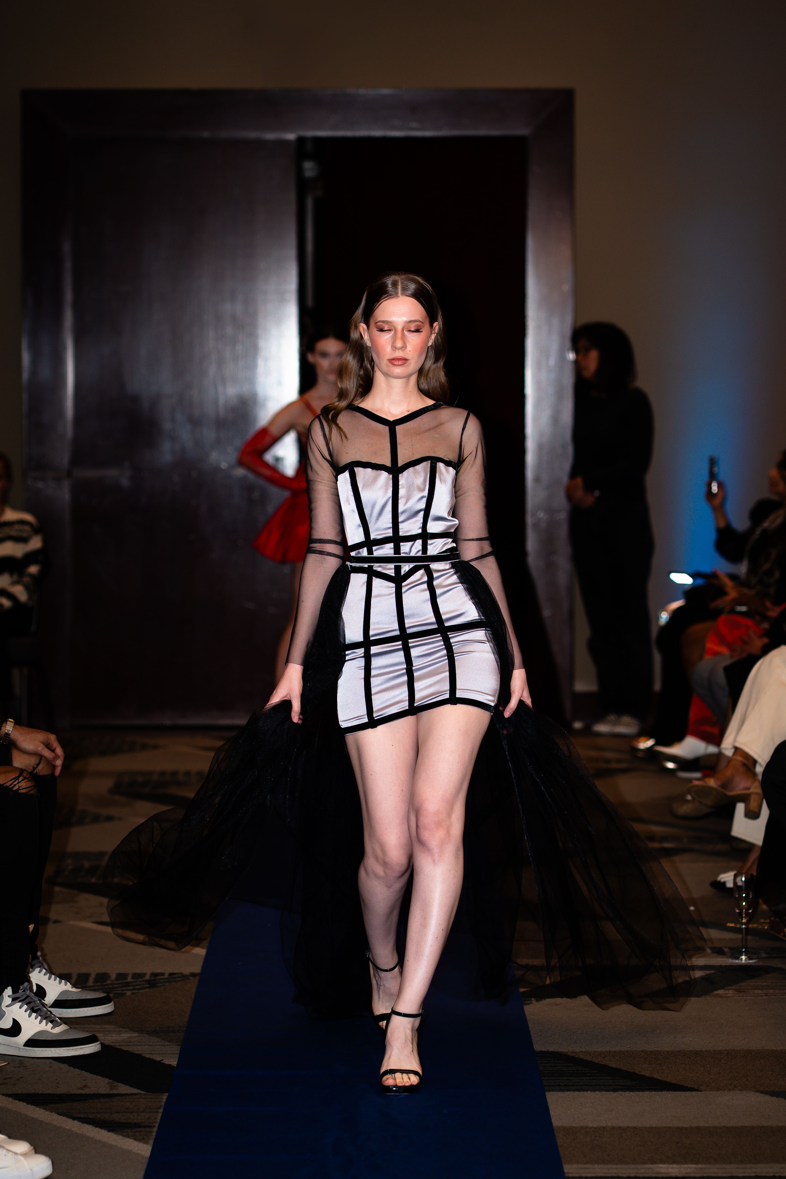 Modelo exibindo um vestido contemporâneo em um desfile de alta costura.