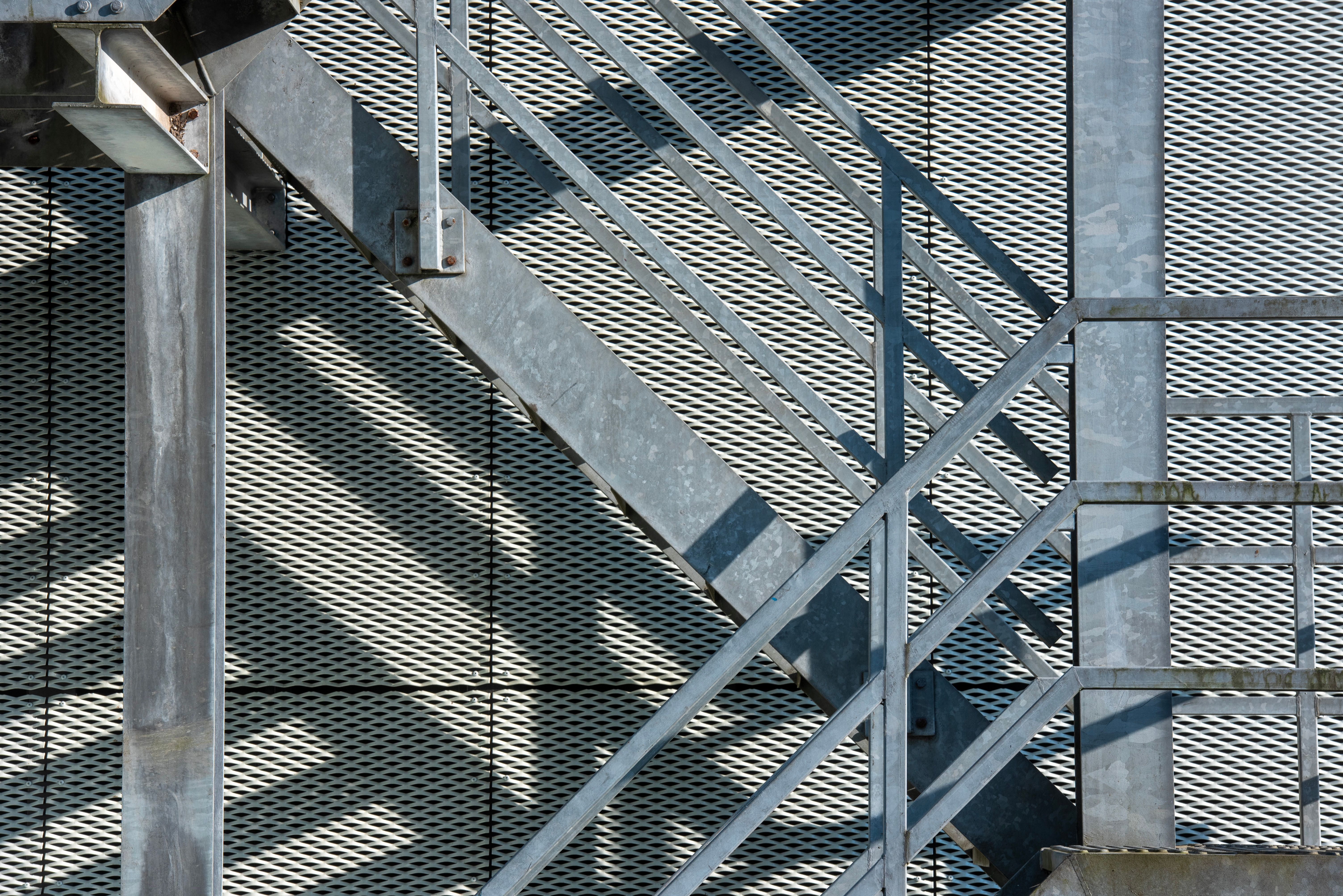 Escalera de diseño industrial fabricada en acero inoxidable