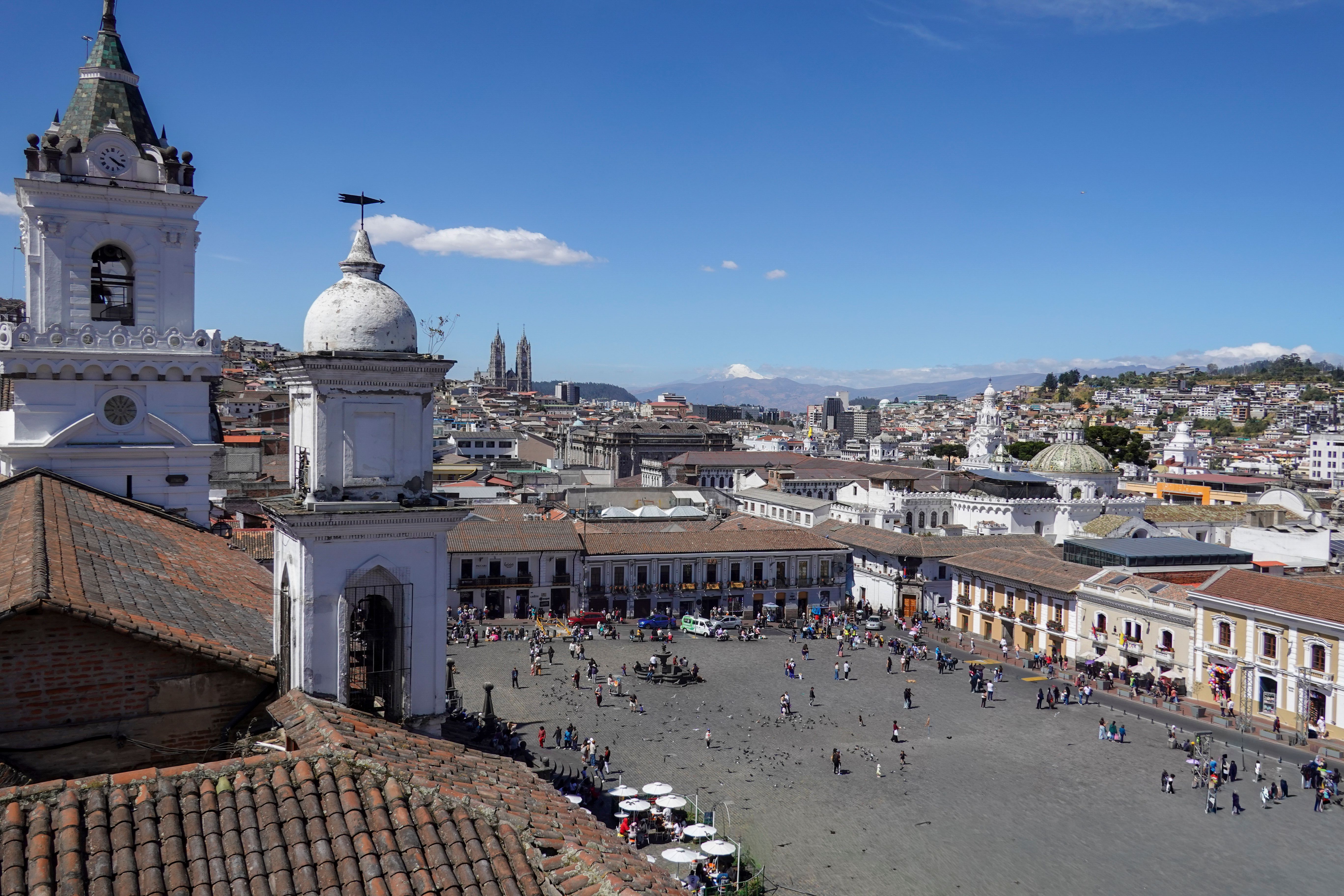Vista panorámica de ciudad colonial desde altura
