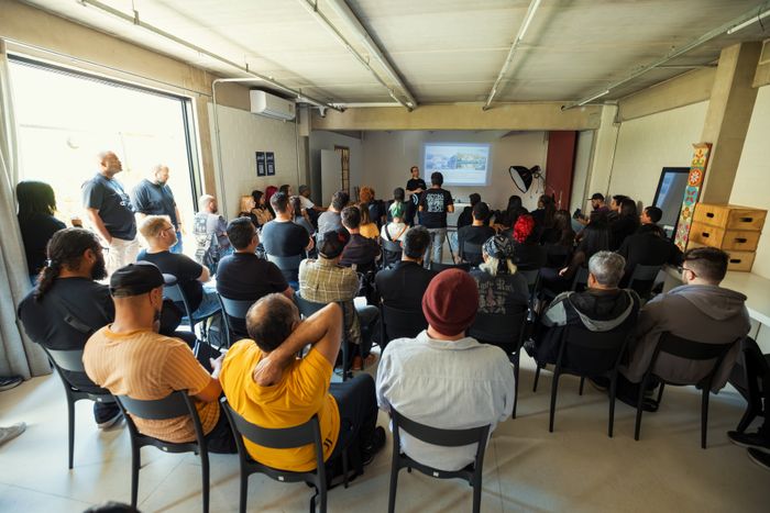 Des adultes réunis en salle pour une session de formation