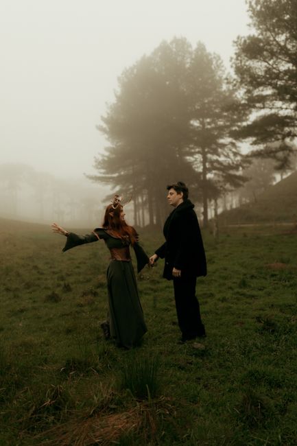 Fotomural Una pareja se encuentra en un bosque neblinoso, disfrutando de la atmósfera mística donde los árboles los envuelven en misterio.
