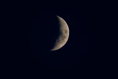 Free Captivating crescent moon in a deep, dark night sky showcasing celestial beauty. Stock Photo
