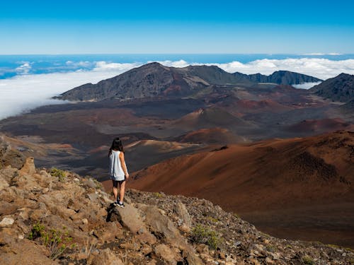 Femme Au Sommet D'une Montagne