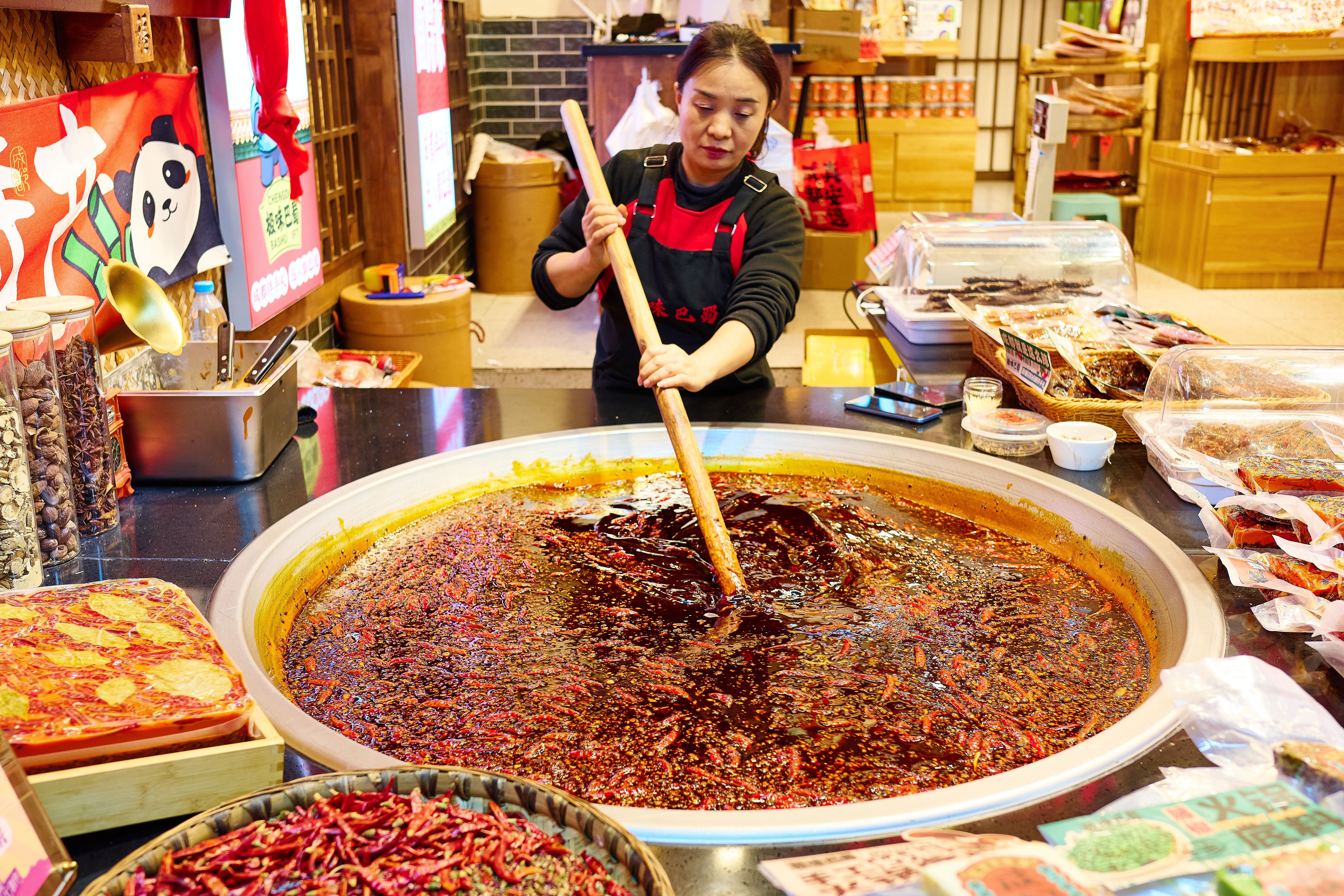 四川火锅 红油 餐桌