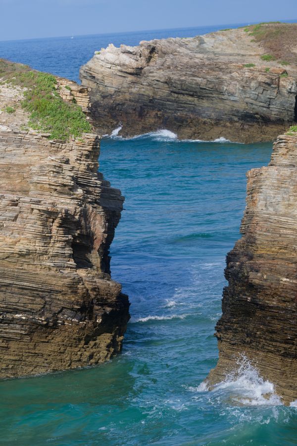 Une étroite gorge marine traverse d'imposantes formations rocheuses, à Ribadeo