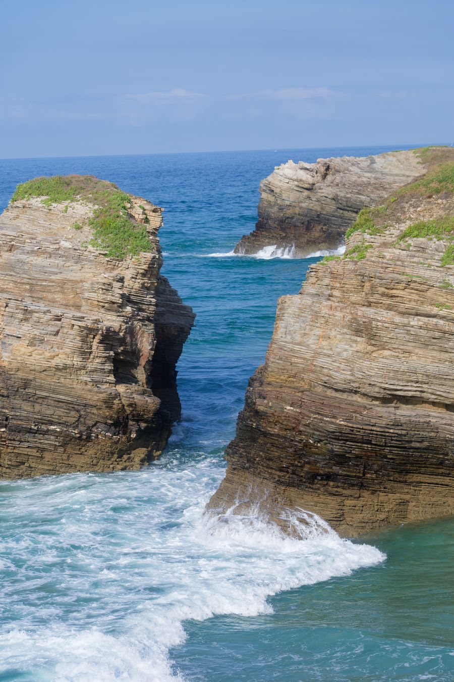 Gorge marine encadrée de falaises érodées à l'horizon, près de Ribadeo