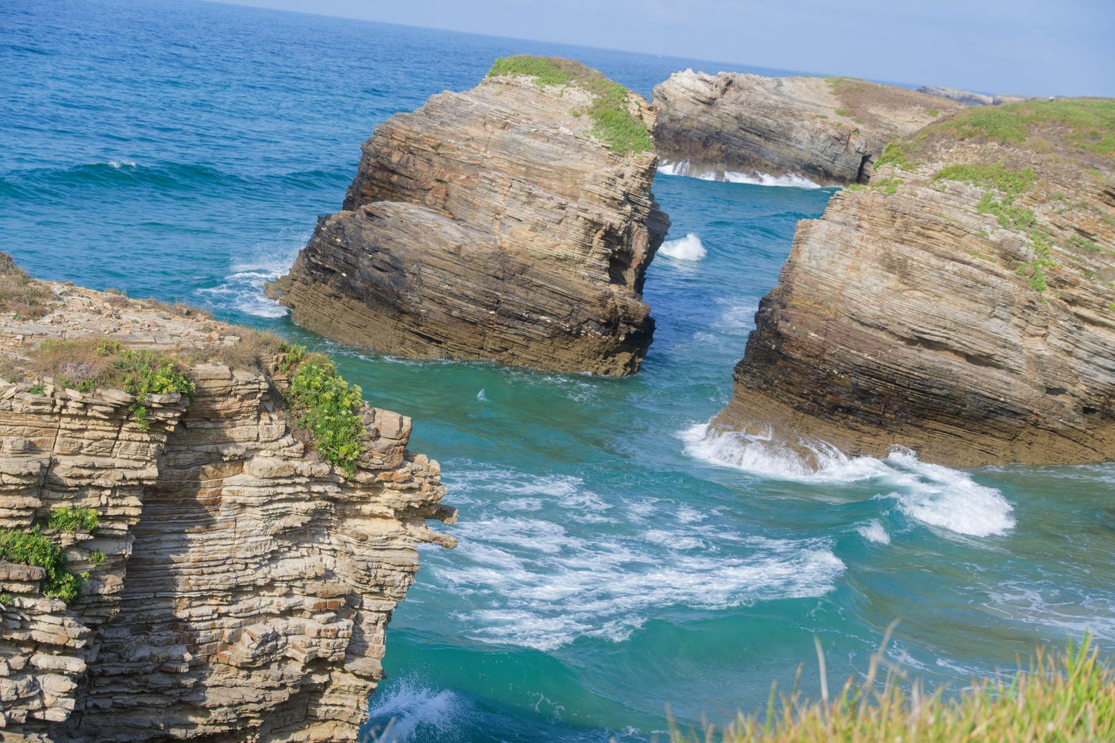 Vue panoramique sur les arches rocheuses de la plage des Cathédrales, côte de Ribadeo
