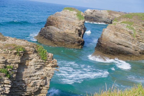 Vue panoramique sur les arches rocheuses de la plage des Cathédrales, côte de Ribadeo