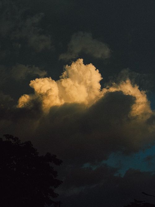 Free Vivid cumulus clouds illuminated against a dark twilight sky in Taiwan, capturing a dramatic and moody atmosphere. Stock Photo