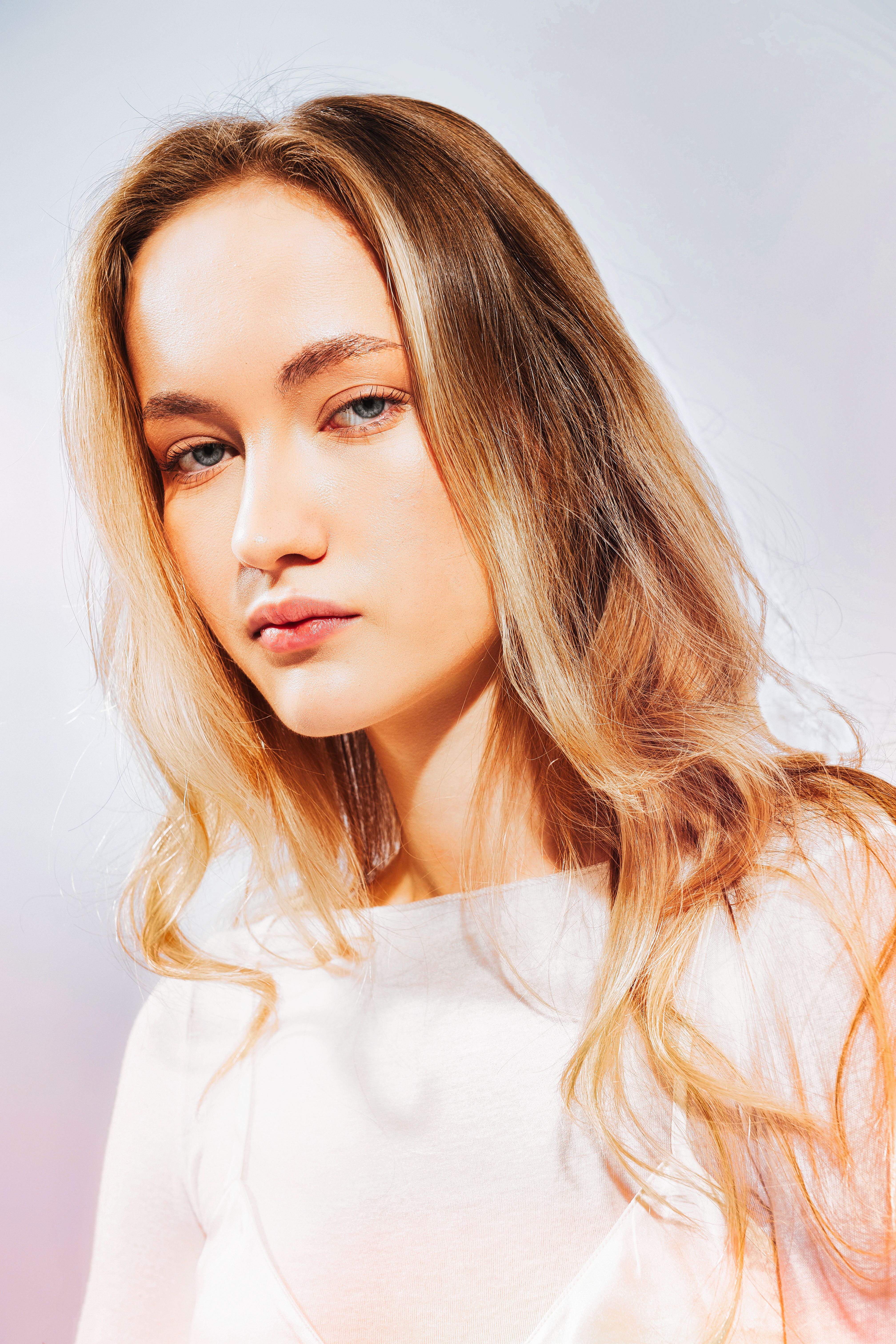 Visage modèle pour créer un look beauté