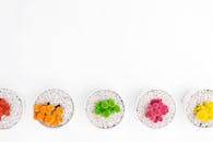 白色盆中，鹅卵石环绕着充满活力的仙人掌，顶视图置于白色背景之上