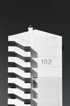 现代白色建筑立面的黑白照片，可以看到门牌号102。 - 相关推荐