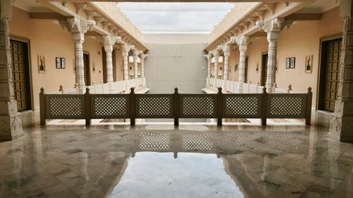 Free Stunning palace hallway in Udaipur showcasing traditional Rajasthani architecture and marble reflections. Stock Photo