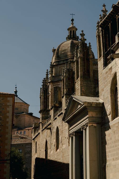 Free Capture of a historic building with a prominent dome and detailed facade under clear skies. Stock Photo