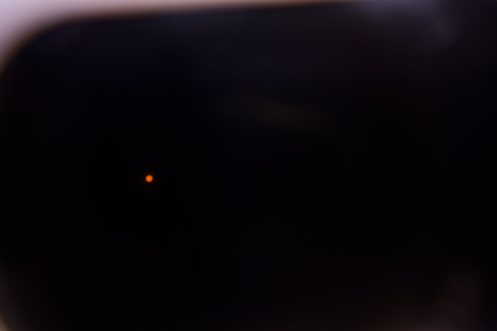 Photo de nuit abstraite et minimaliste, une seule lumière orange