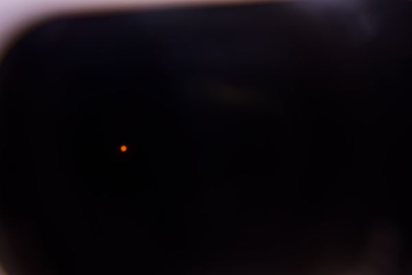 Photo de nuit abstraite et minimaliste, une seule lumière orange