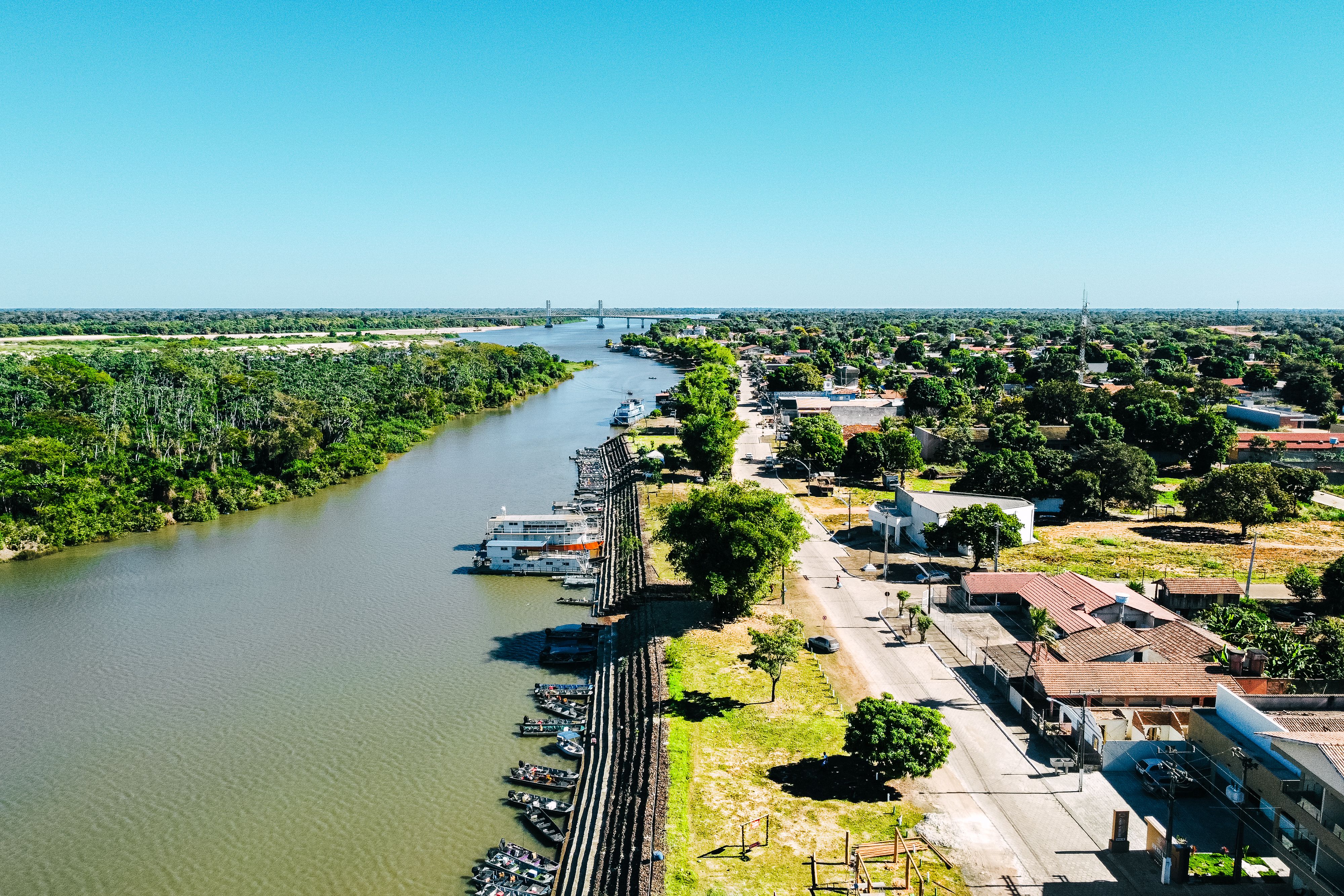 Drone shot of Luiz Alves, Goiás, showcasing the Araguaia River and surrounding landscape.
