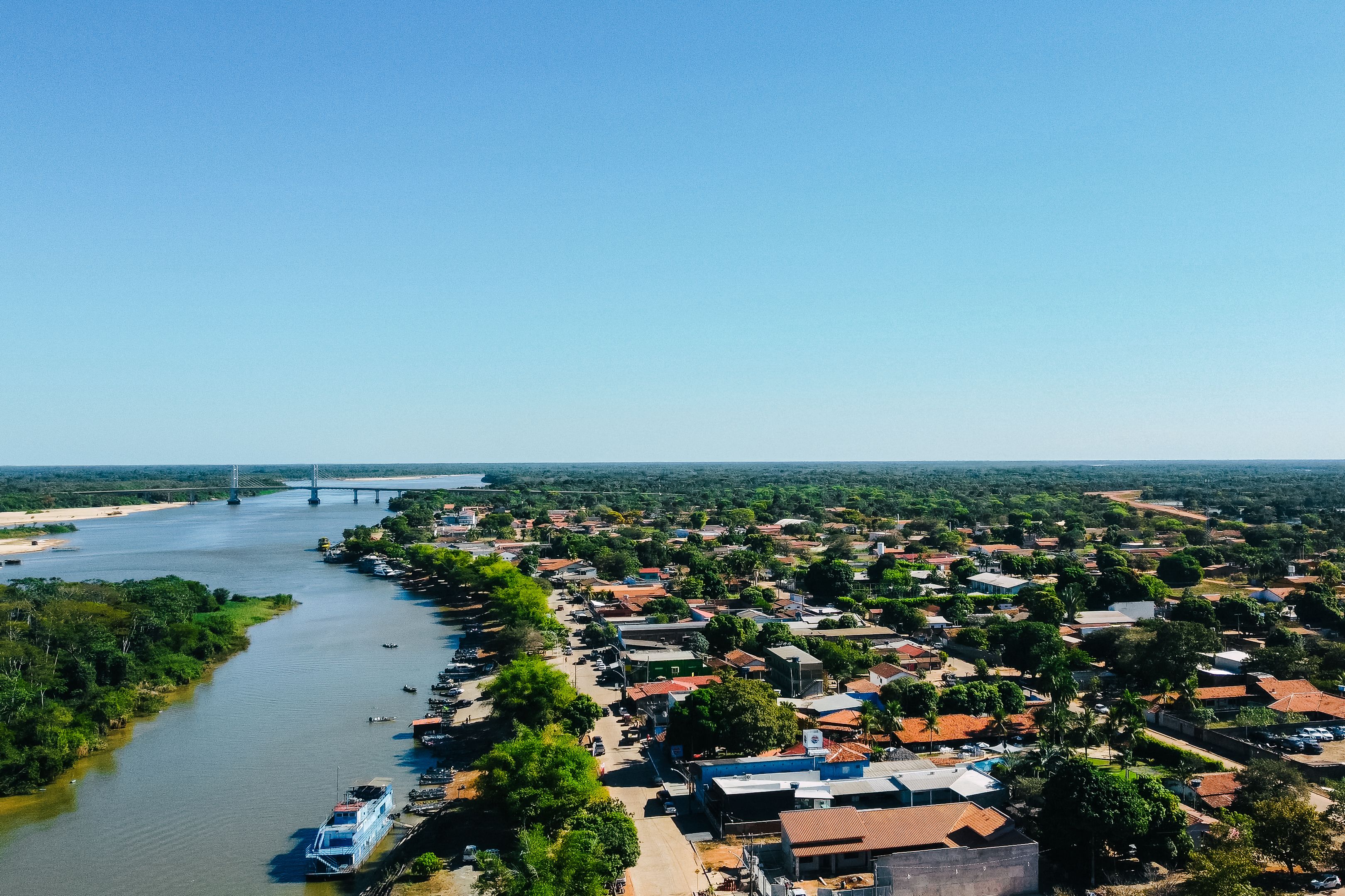 Scenic aerial view of Luiz Alves, Brazil, capturing the Araguaia River and surrounding landscape on a sunny day.