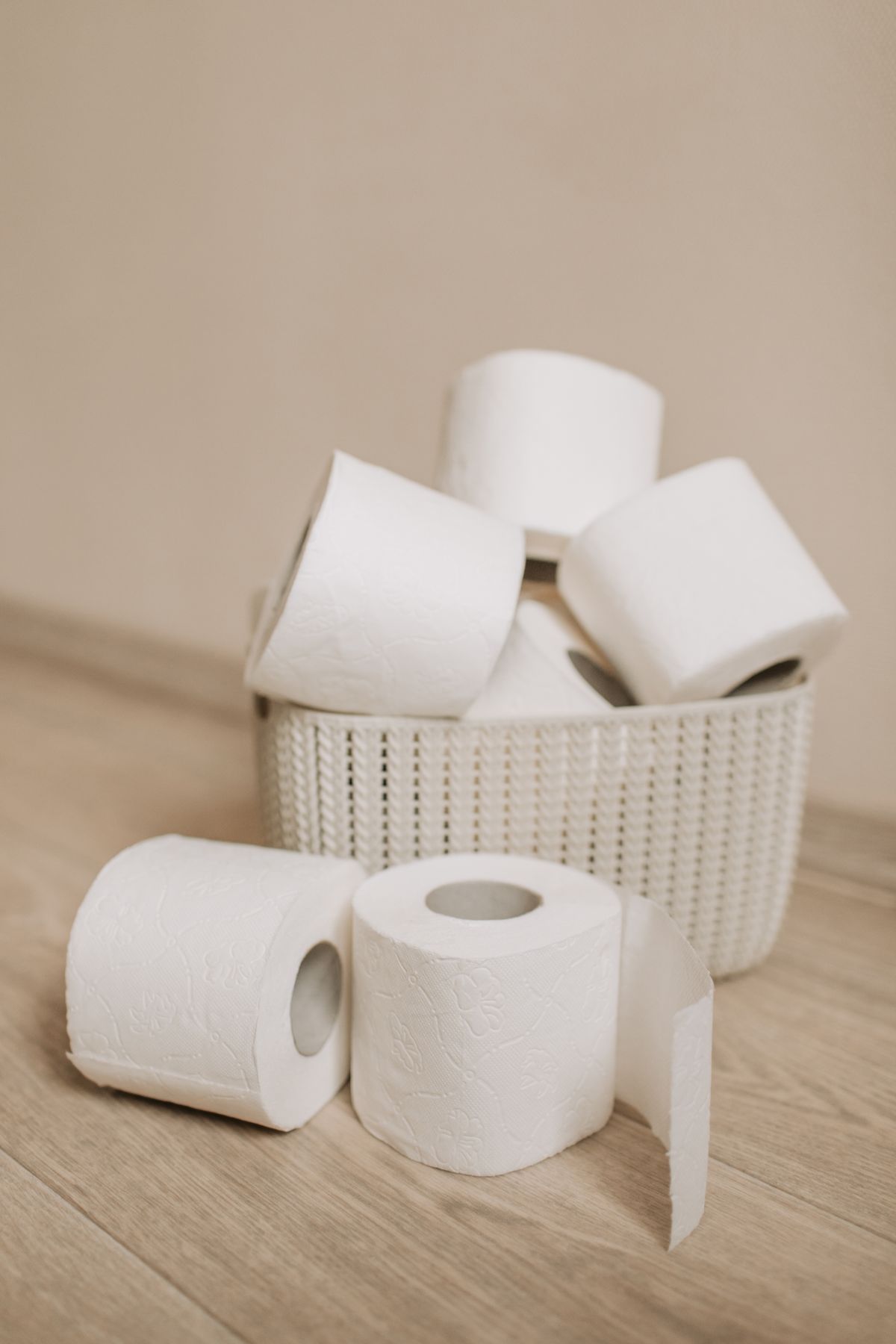 Rolos de papel higiênico armazenados em cesta